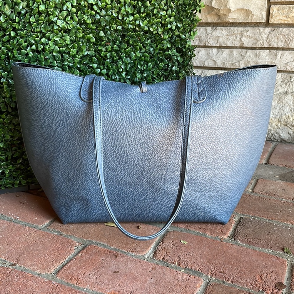 BCBG // Paris Vegan Pebble Leather REVERSIBLE Tote Bag wCharm Blue/Blk Large XL - Picture 3 of 11